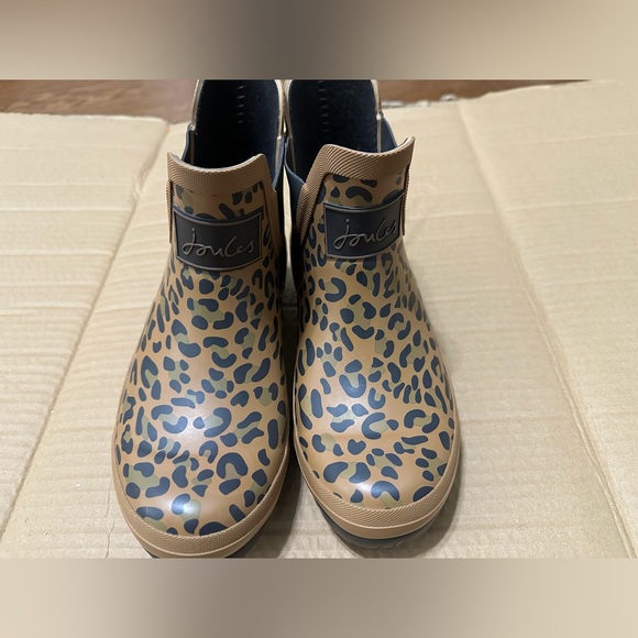 Ankle length rain boots. NEW. Size 5. Leopard pattern. - Picture 1 of 7